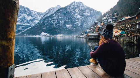 湖边美女人物图片