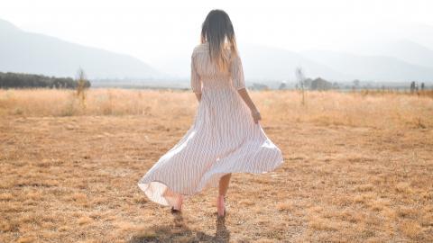 穿裙子的女性美女高清图片