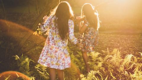 逆光下的美女摄影图片