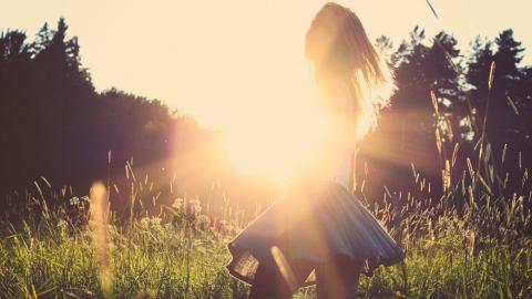 逆光下的美女摄影图片