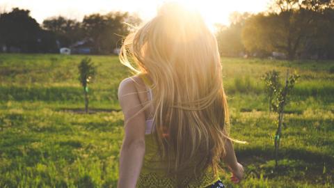 逆光下的美女摄影图片