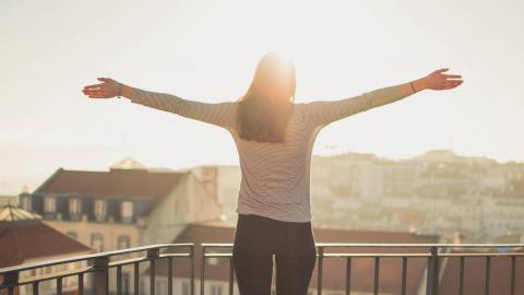 逆光下的美女摄影图片