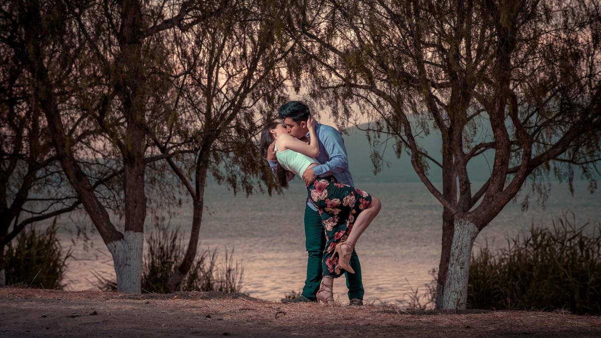 男女亲嘴接吻图片