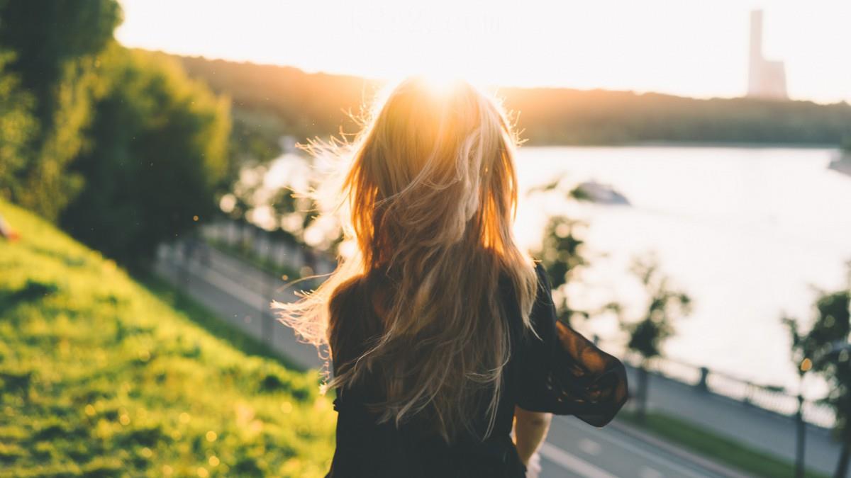 逆光下的美女摄影图片