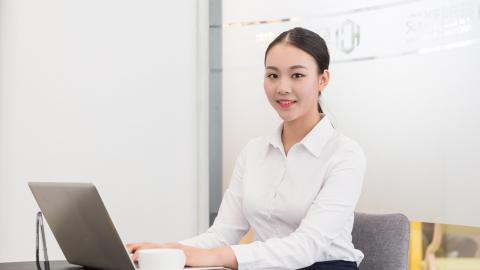 工作中的女性白领图片