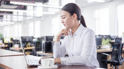 工作中的女性白领图片