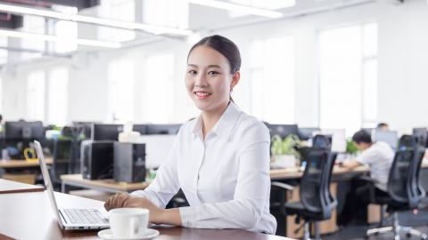 工作中的女性白领图片