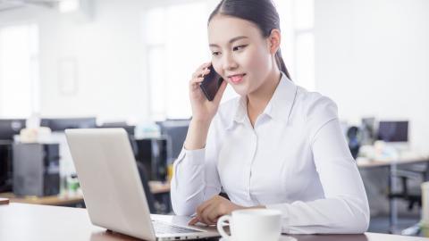 工作中的女性白领图片