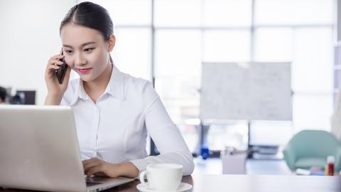 工作中的女性白领图片