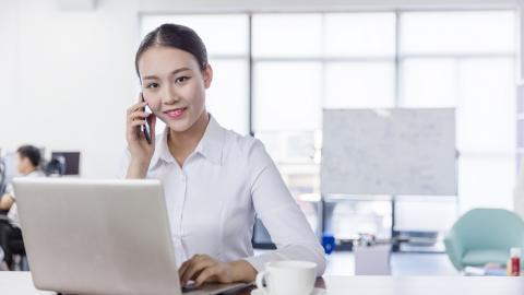 工作中的女性白领图片