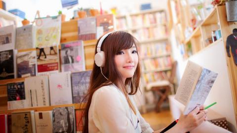 清纯漂亮的图书馆美女图片