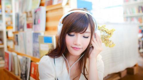 清纯漂亮的图书馆美女图片