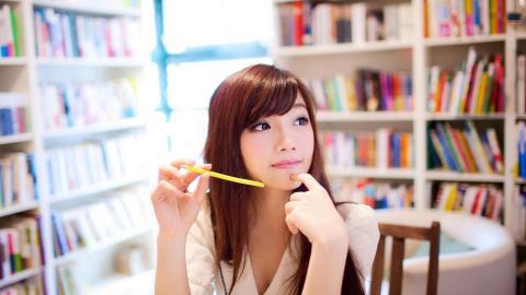 清纯漂亮的图书馆美女图片