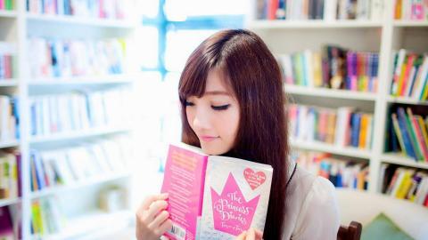 清纯漂亮的图书馆美女图片