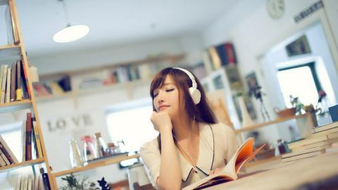 清纯漂亮的图书馆美女图片