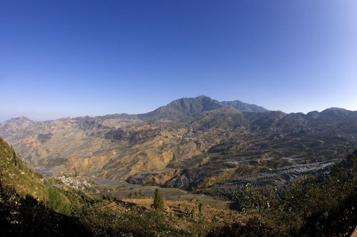 大山里无尽的梯田风光