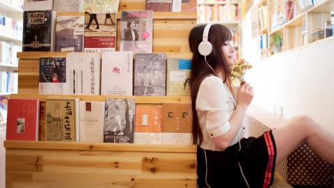 清纯漂亮的图书馆美女图片