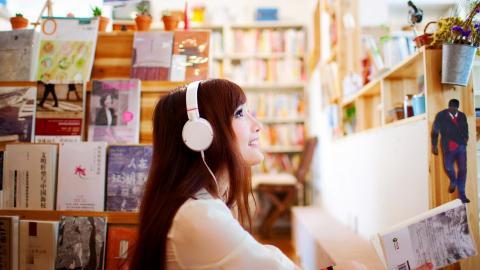 清纯漂亮的图书馆美女图片