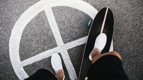 美女滑板运动图片