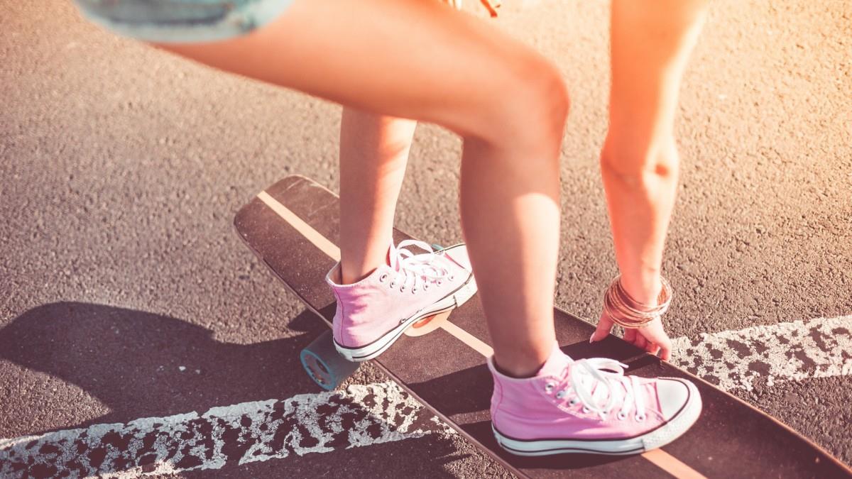 美女滑板运动图片