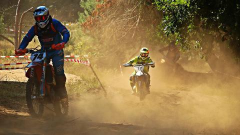 高清越野摩托车比赛图片
