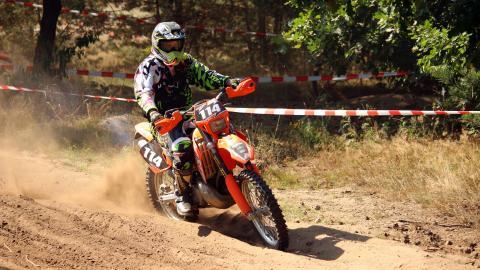 高清越野摩托车比赛图片