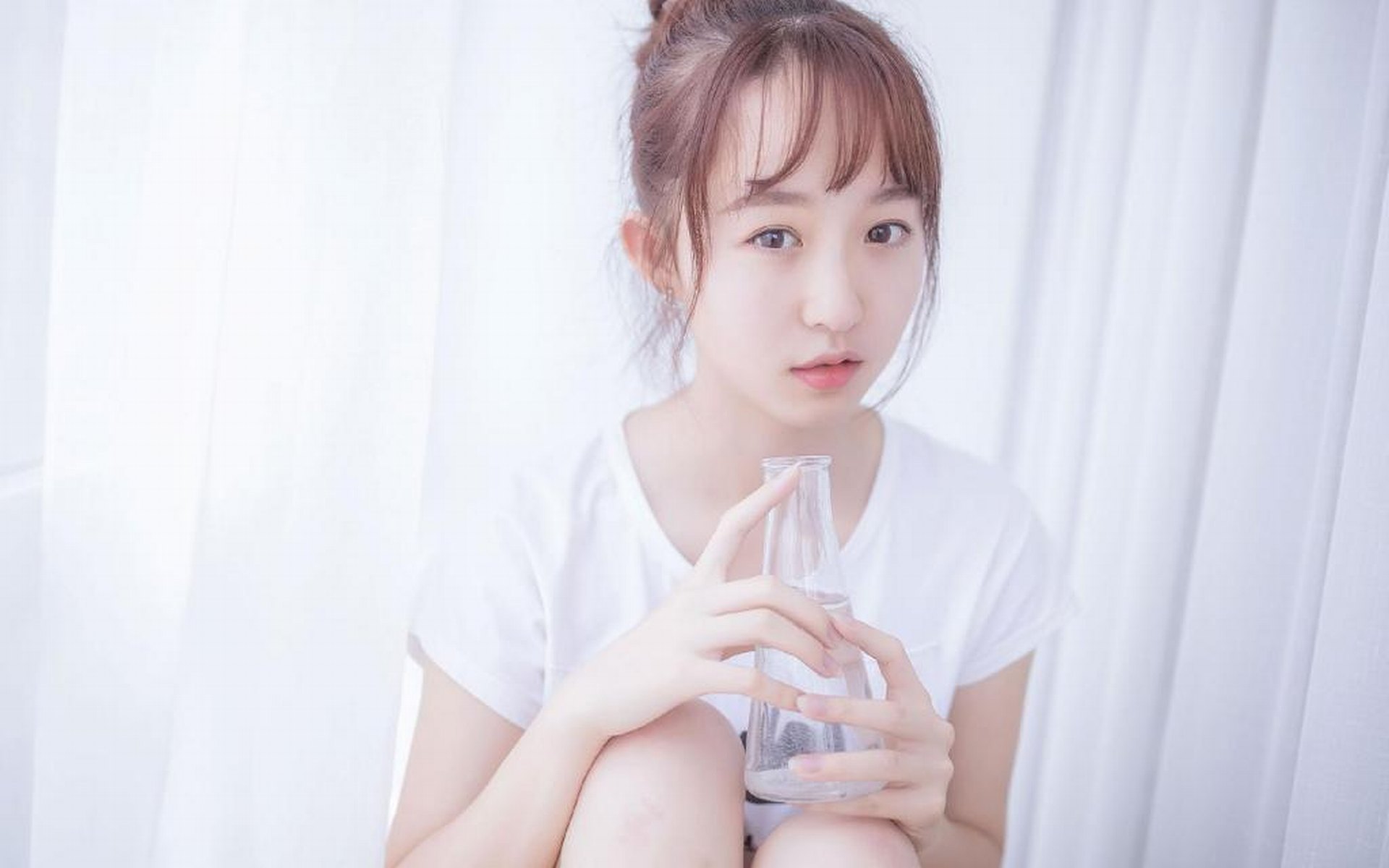 天真无邪的丸子头清纯美少女桌面壁纸