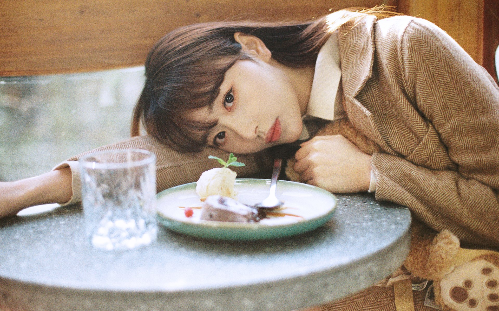 韩系文艺风清纯可爱女大学生桌面高清壁纸图片 