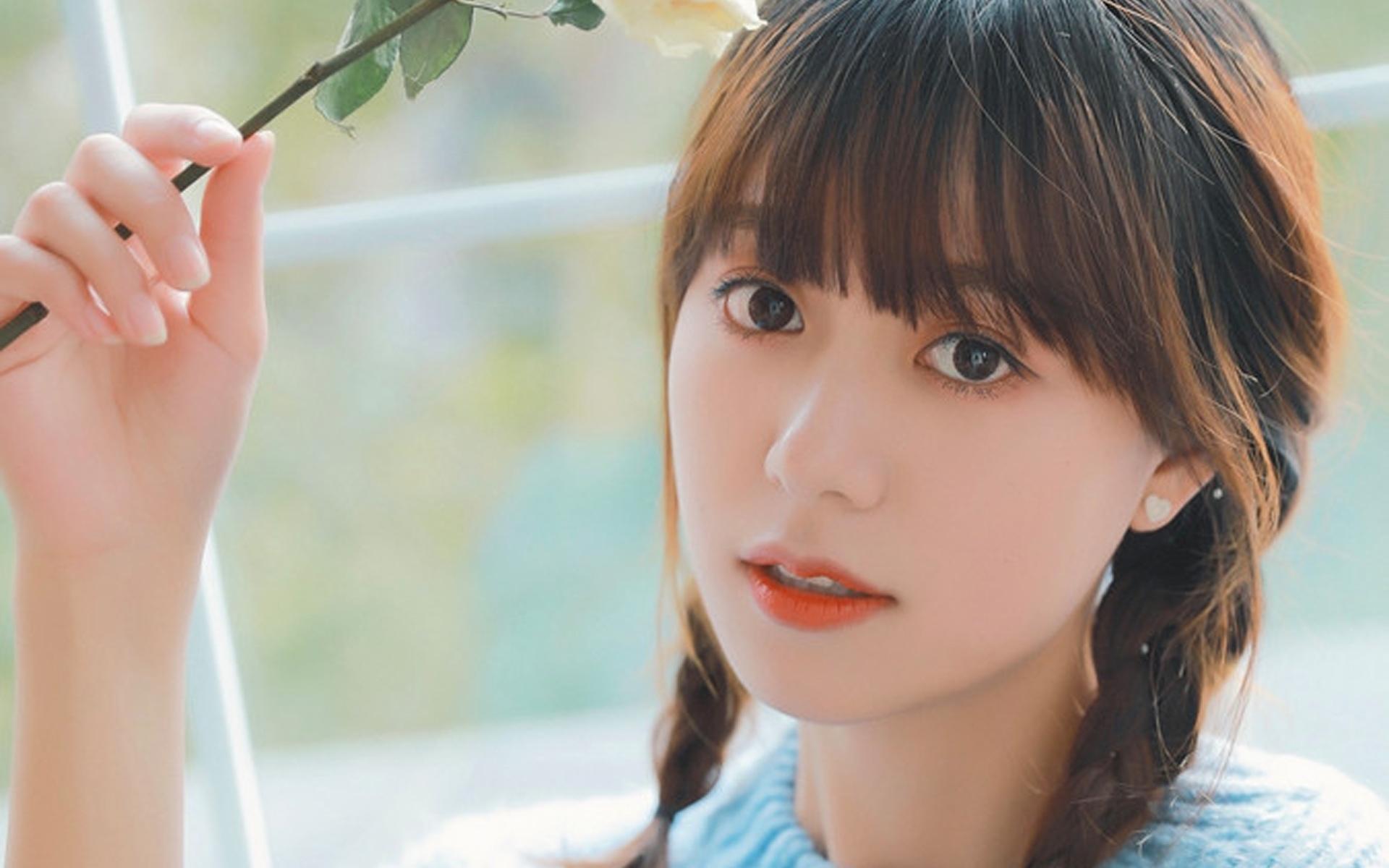 养眼漂亮的美美少女毛衣双马尾居家私房写真