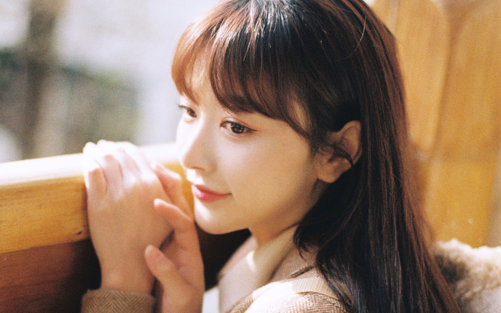 韩系文艺风清纯可爱女大学生桌面高清壁纸图片 