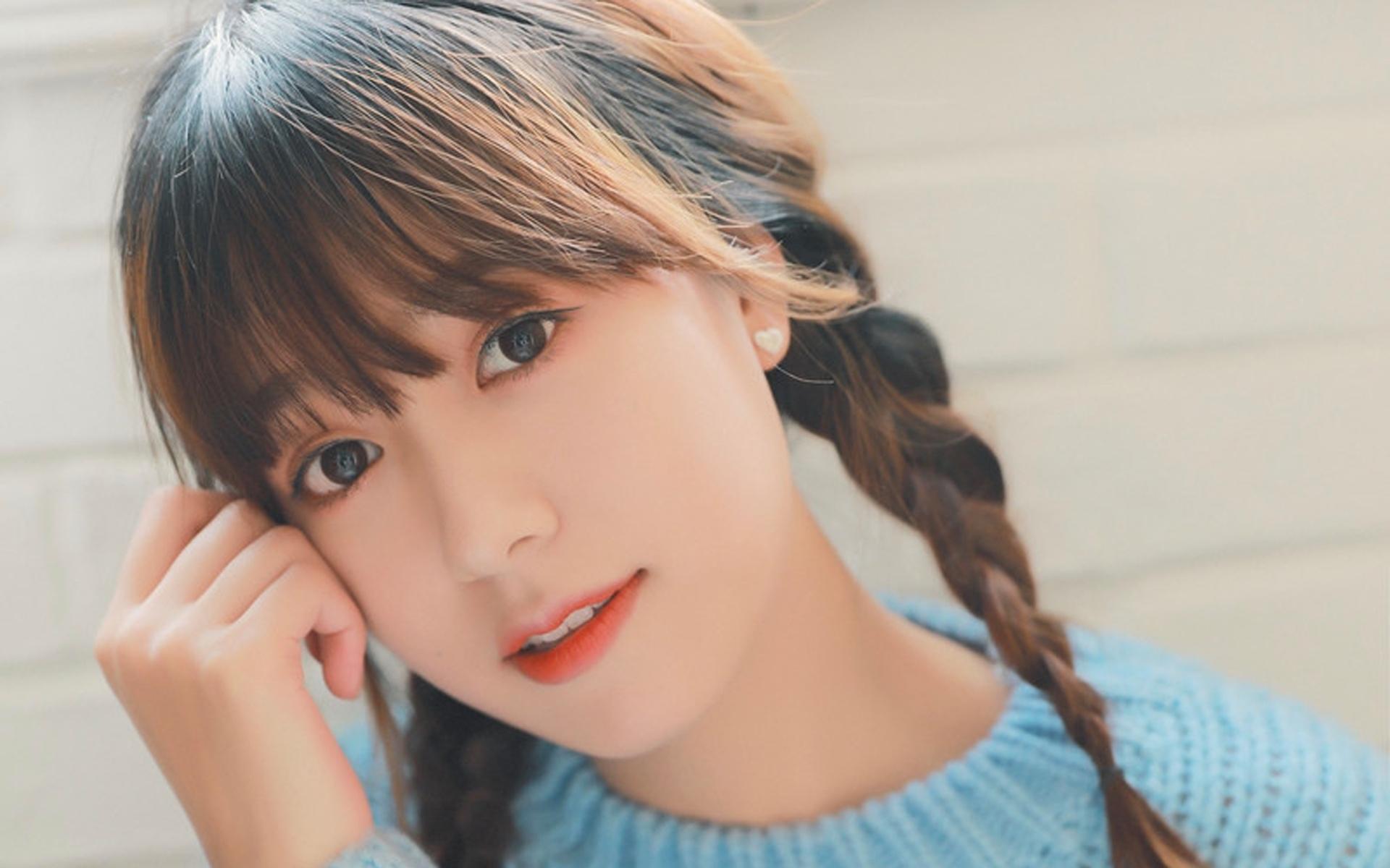 养眼漂亮的美美少女毛衣双马尾居家私房写真