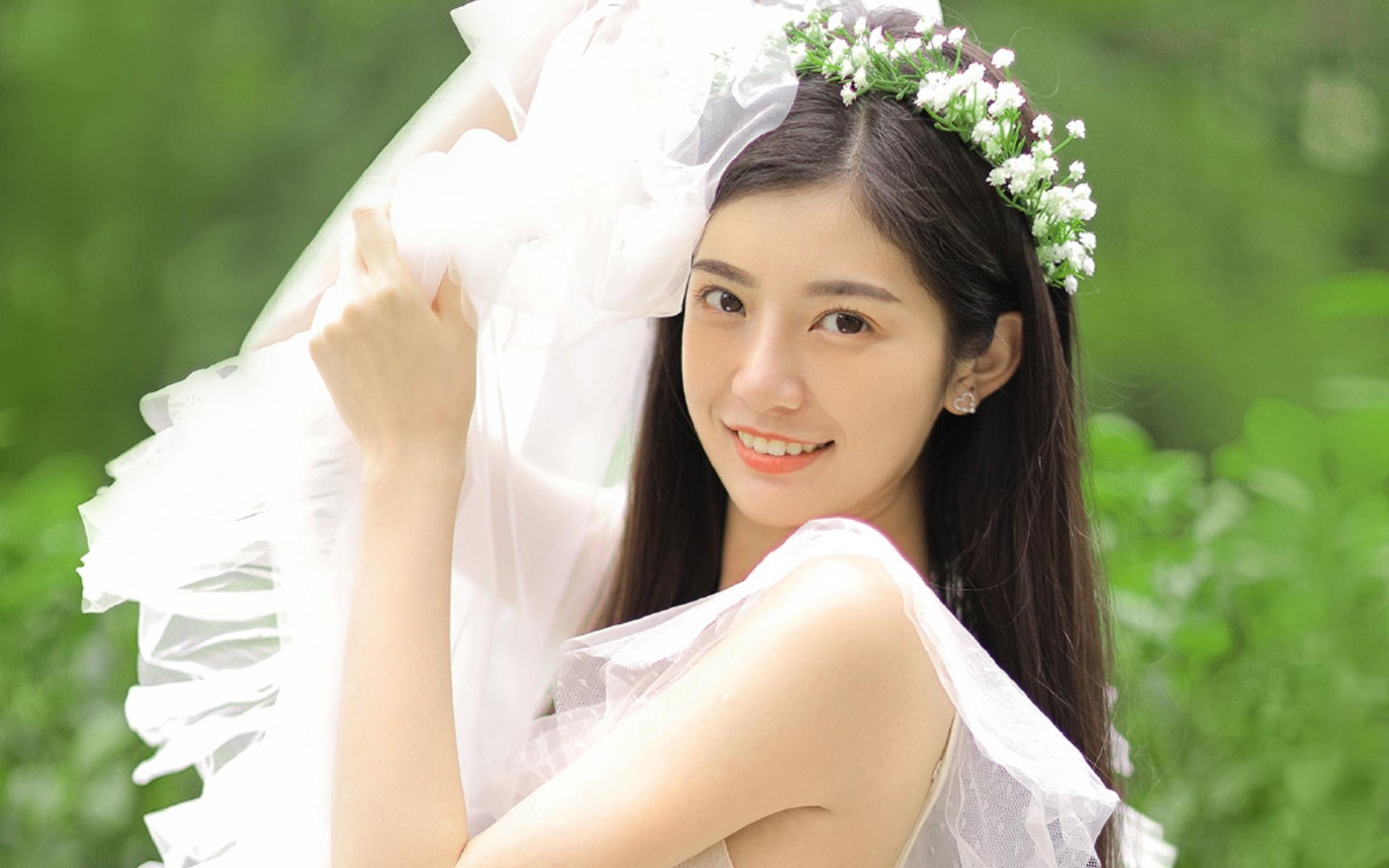 头戴鲜花的美女蕾丝纱裙温婉可人电脑桌面壁纸