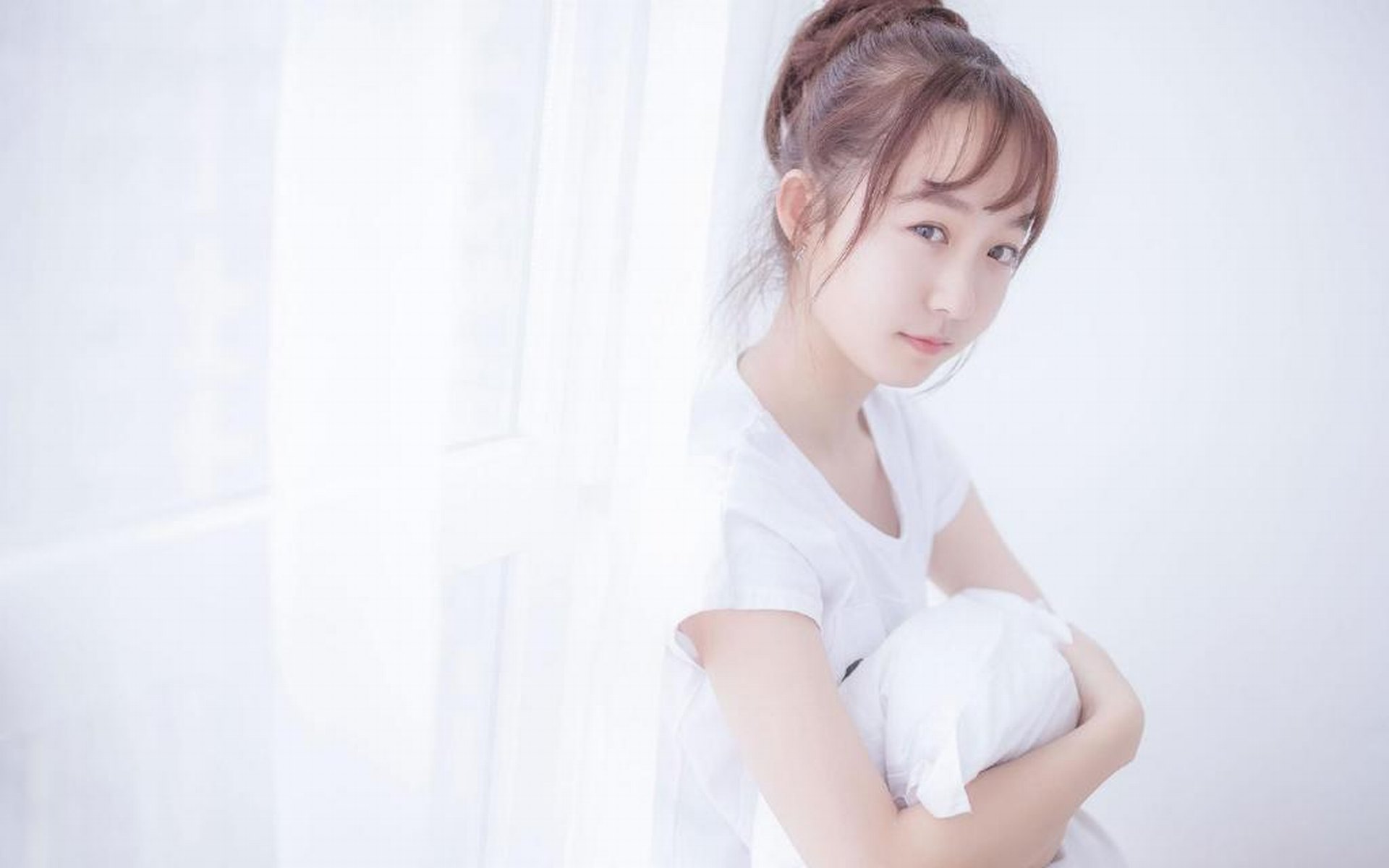 天真无邪的丸子头清纯美少女桌面壁纸