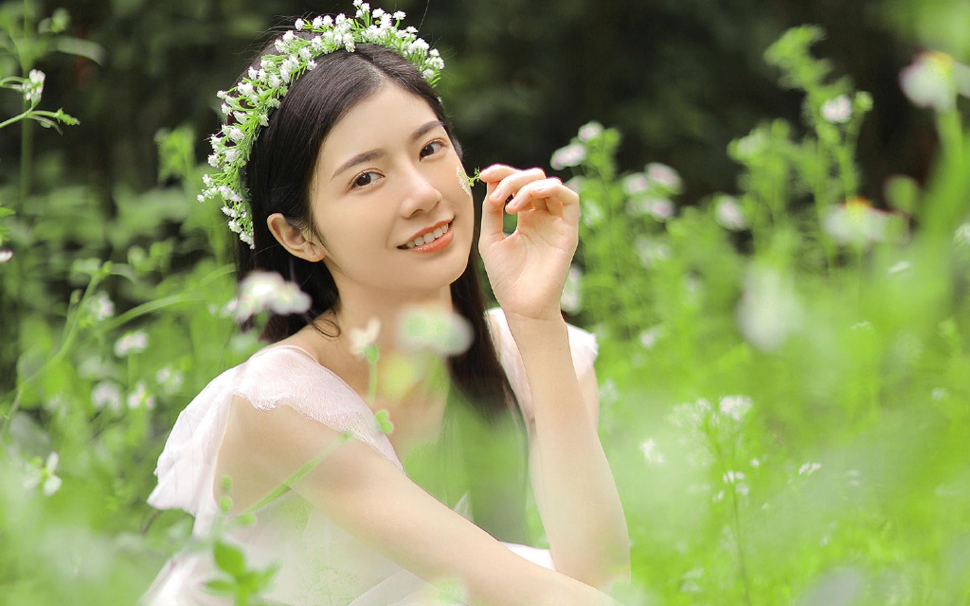 头戴鲜花的美女蕾丝纱裙温婉可人电脑桌面壁纸