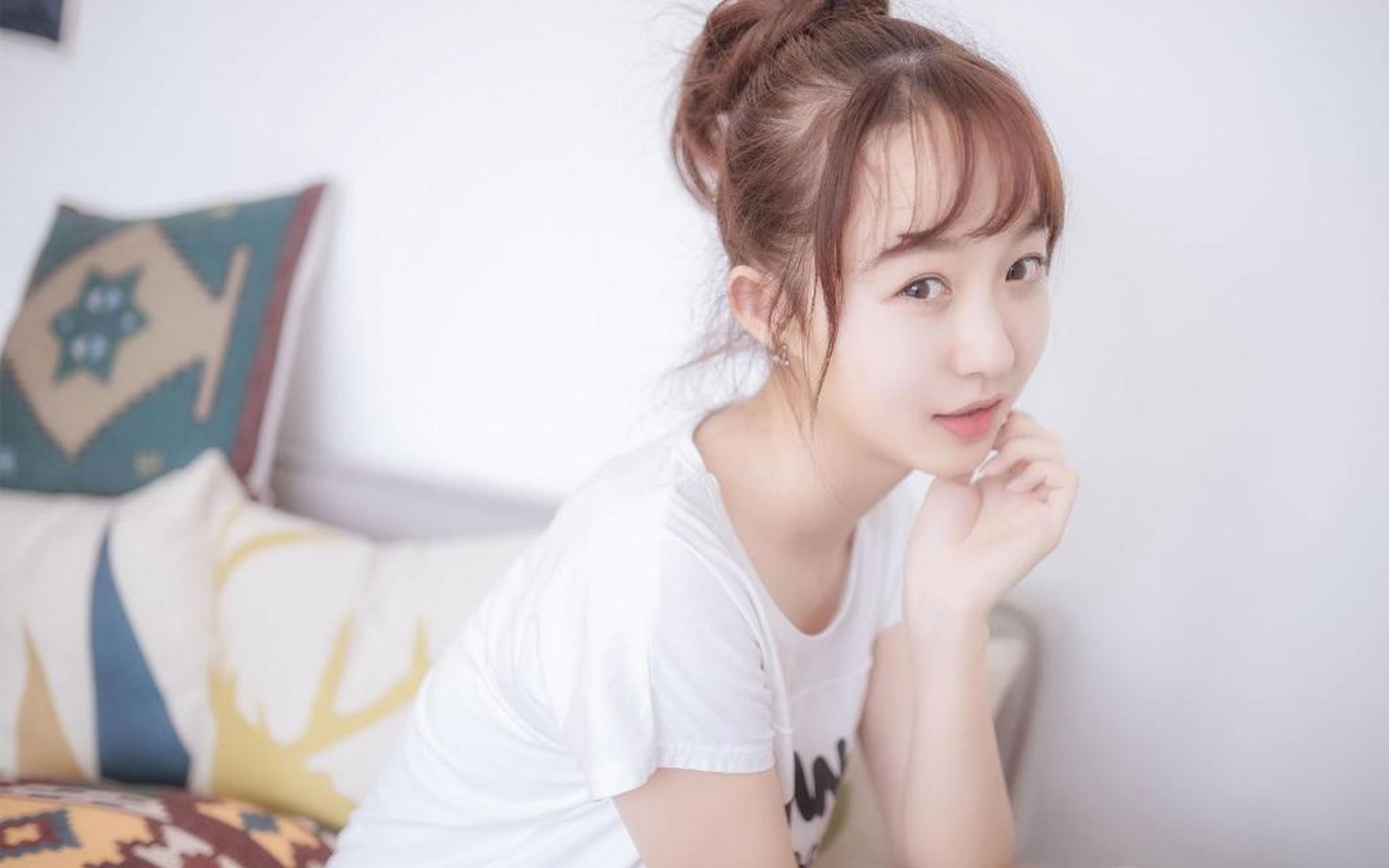 天真无邪的丸子头清纯美少女桌面壁纸