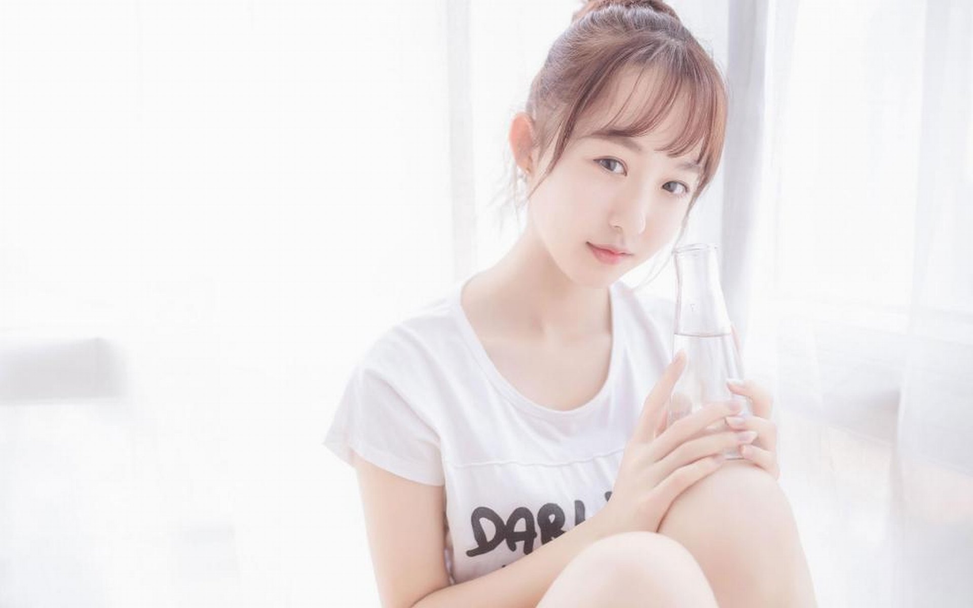 天真无邪的丸子头清纯美少女桌面壁纸