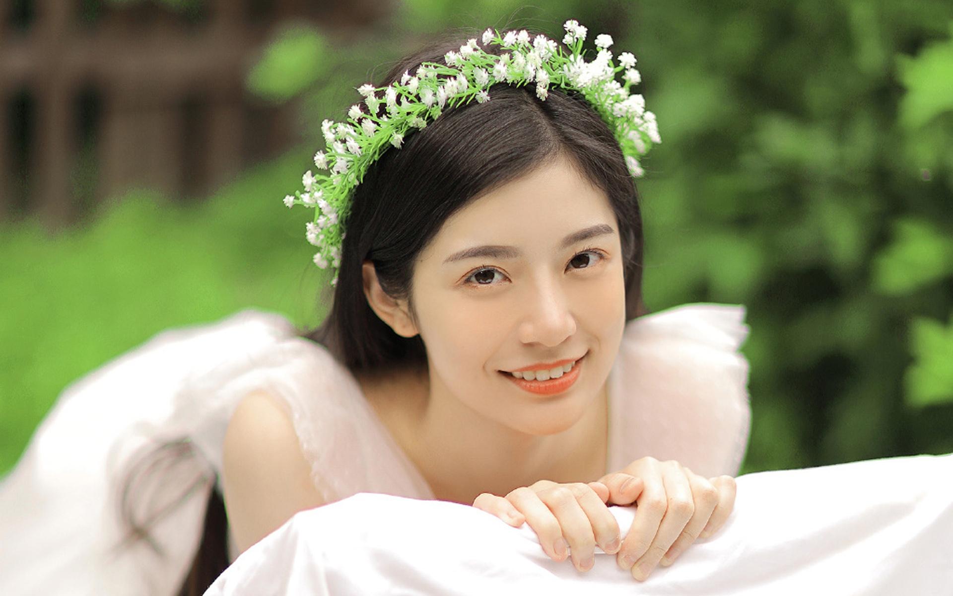 头戴鲜花的美女蕾丝纱裙温婉可人电脑桌面壁纸