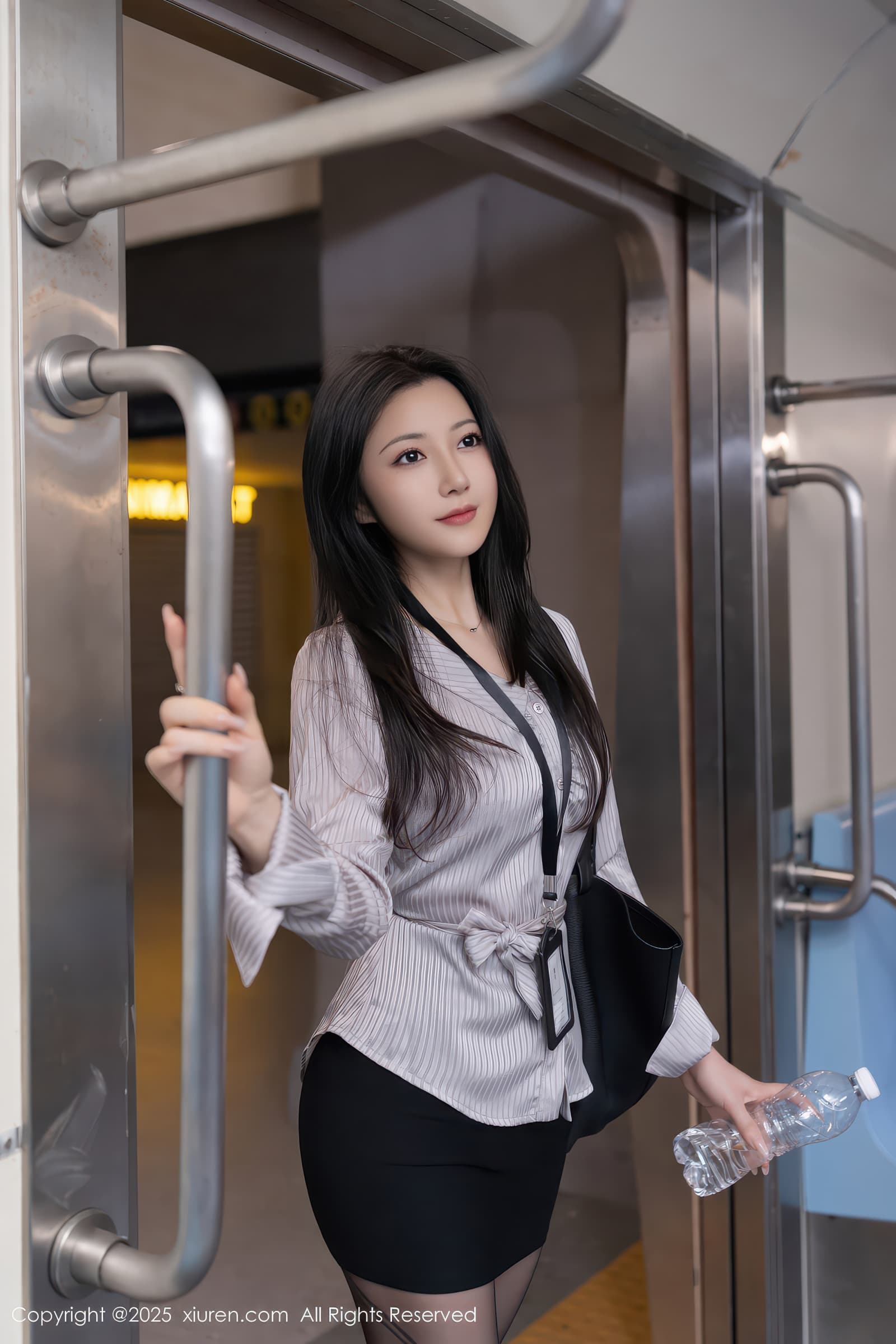 网红模特美女鱼子酱Fish美艳气质黑丝美腿翘臀写真