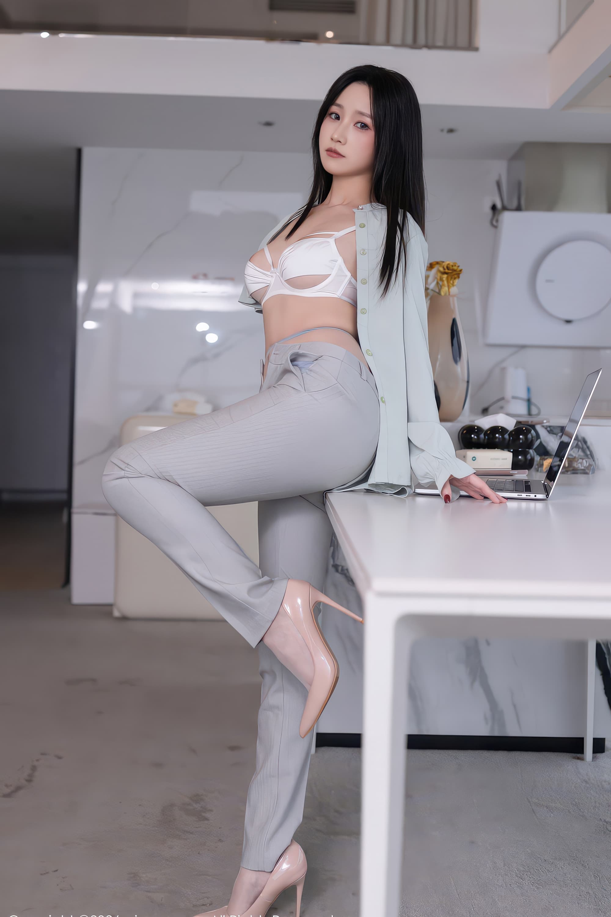 网络写真模特杏子Yada白色内衣翘臀高清图片