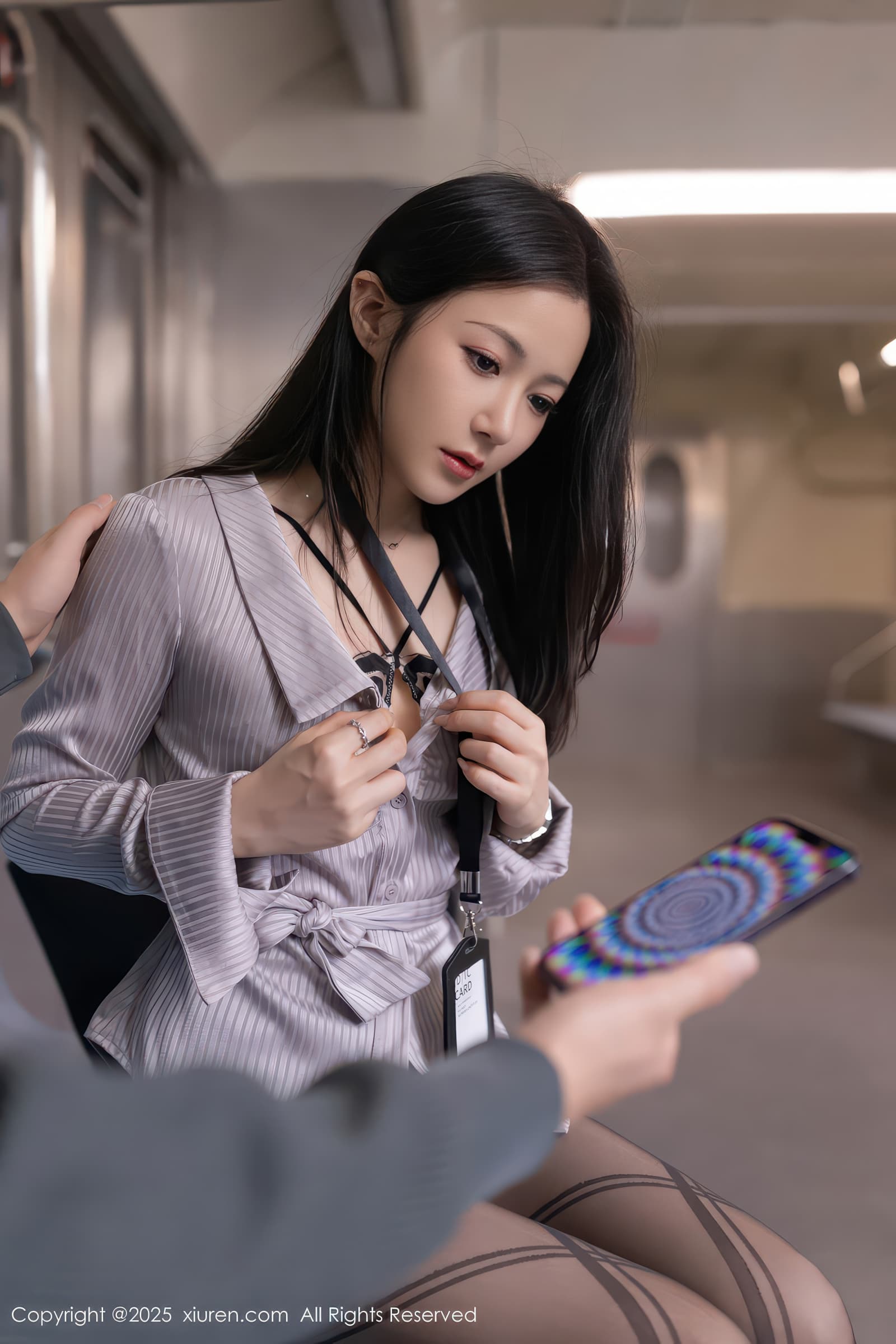 网红模特美女鱼子酱Fish美艳气质黑丝美腿翘臀写真