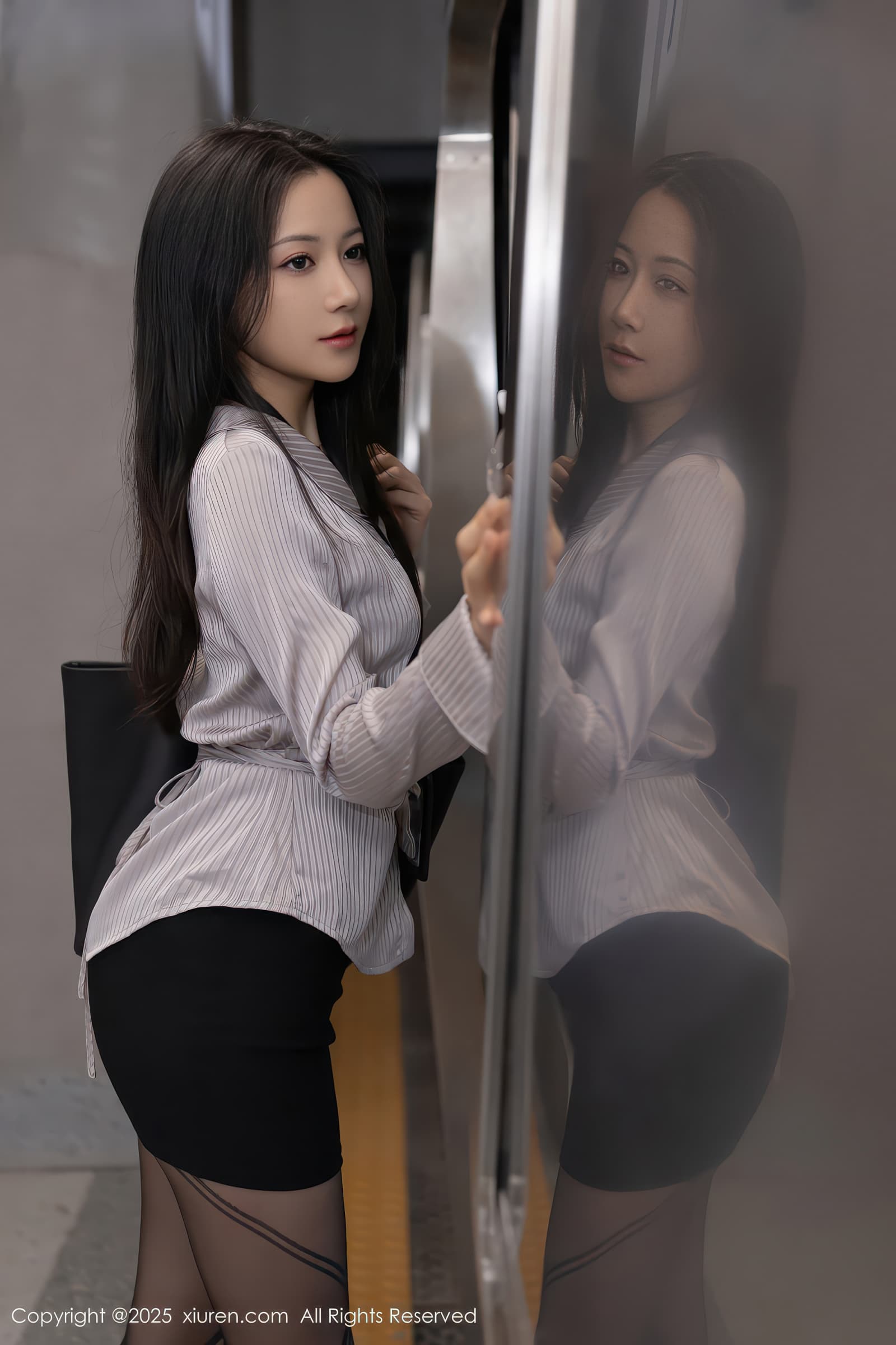 网红模特美女鱼子酱Fish美艳气质黑丝美腿翘臀写真