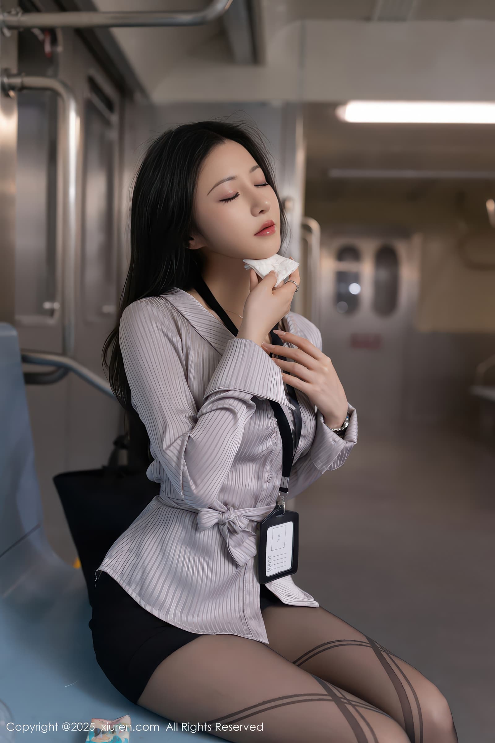 网红模特美女鱼子酱Fish美艳气质黑丝美腿翘臀写真