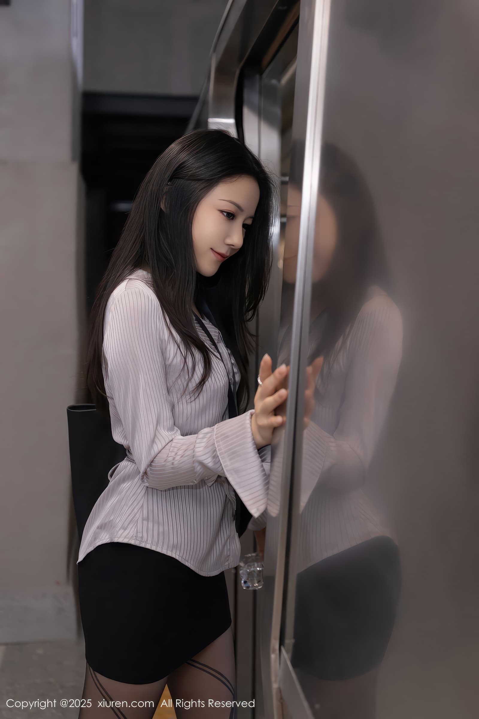 网红模特美女鱼子酱Fish美艳气质黑丝美腿翘臀写真