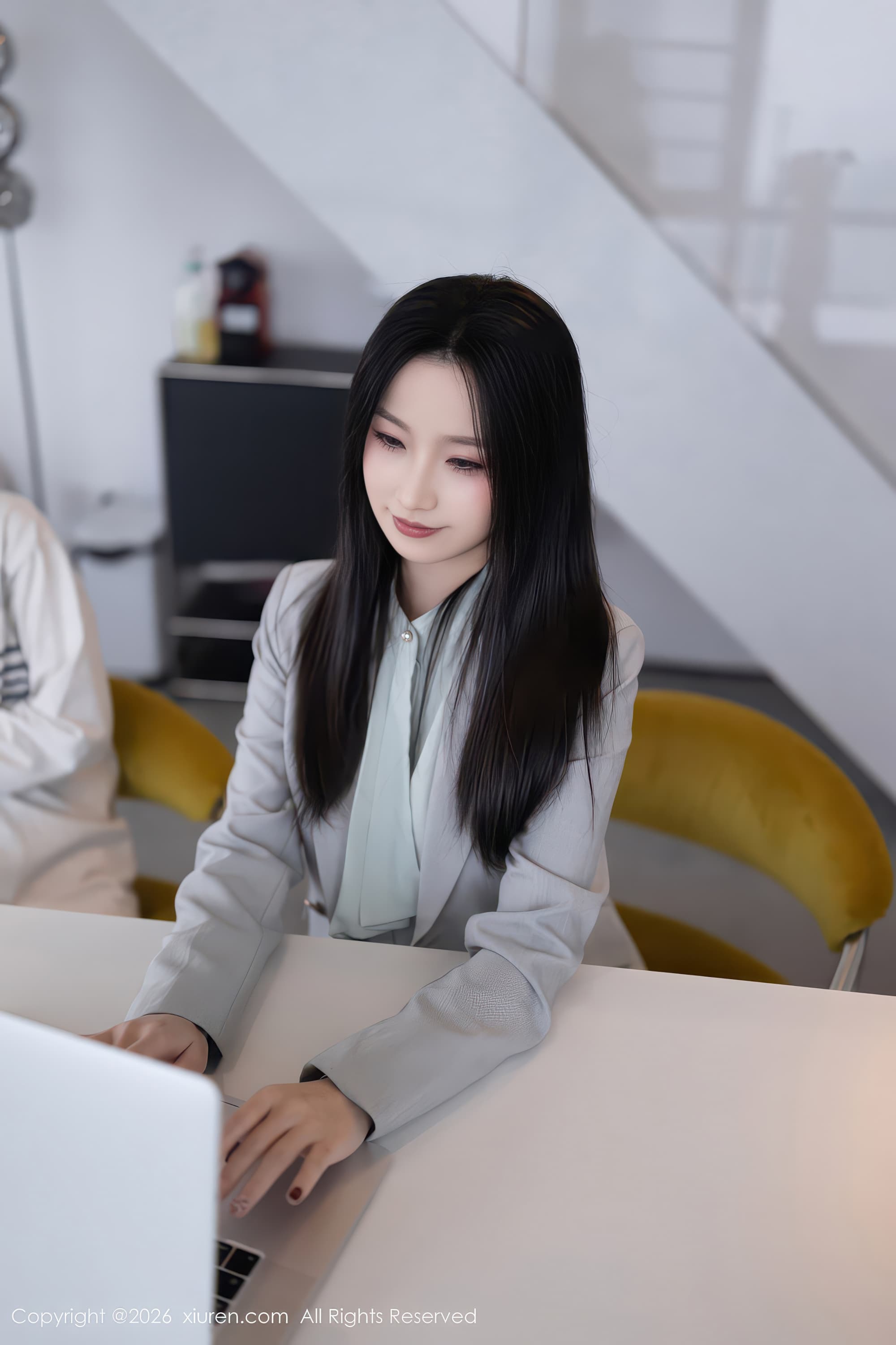 网络写真模特杏子Yada白色内衣翘臀高清图片