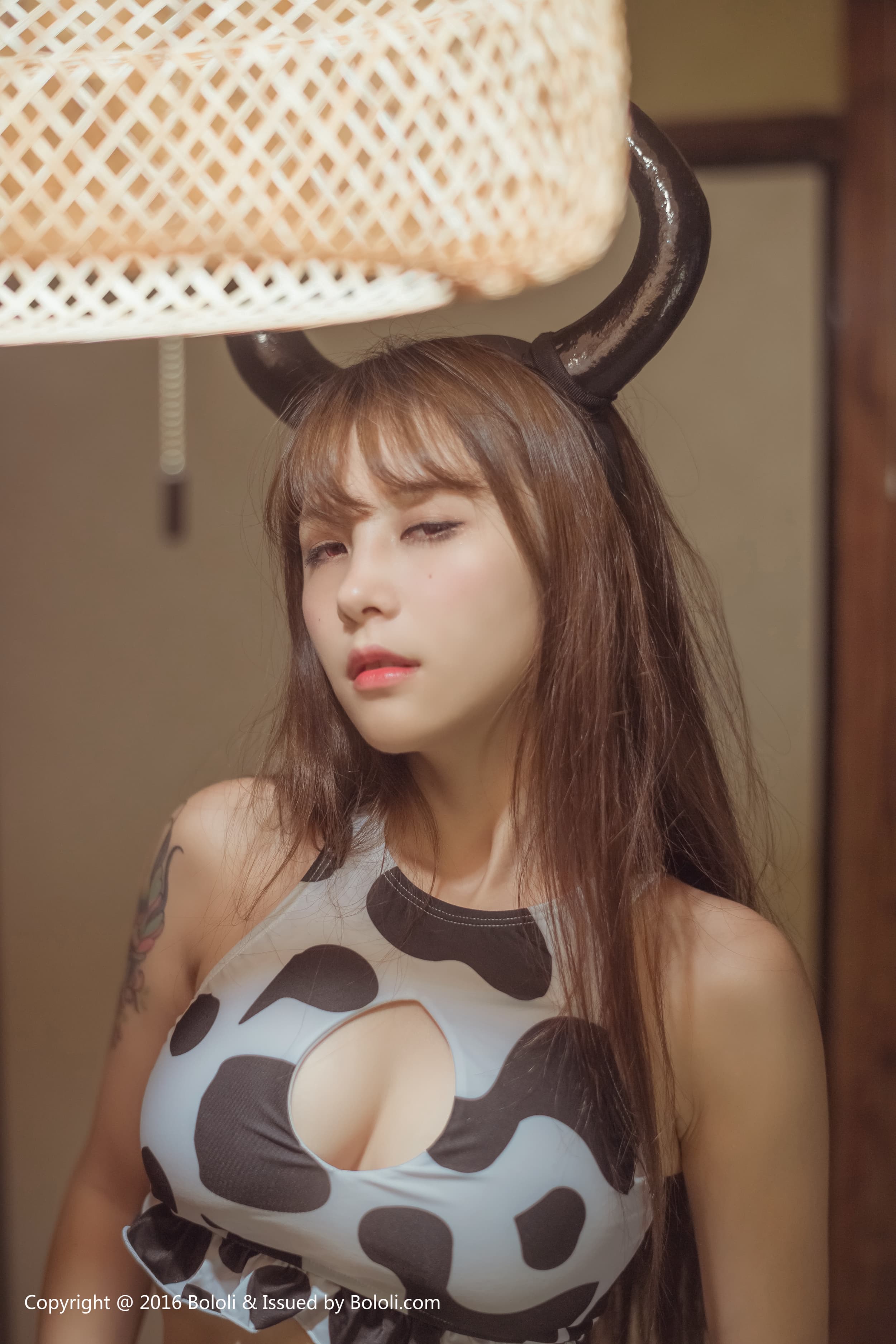 波萝社模特夏美酱头戴牛角内衣翘臀诱人写真