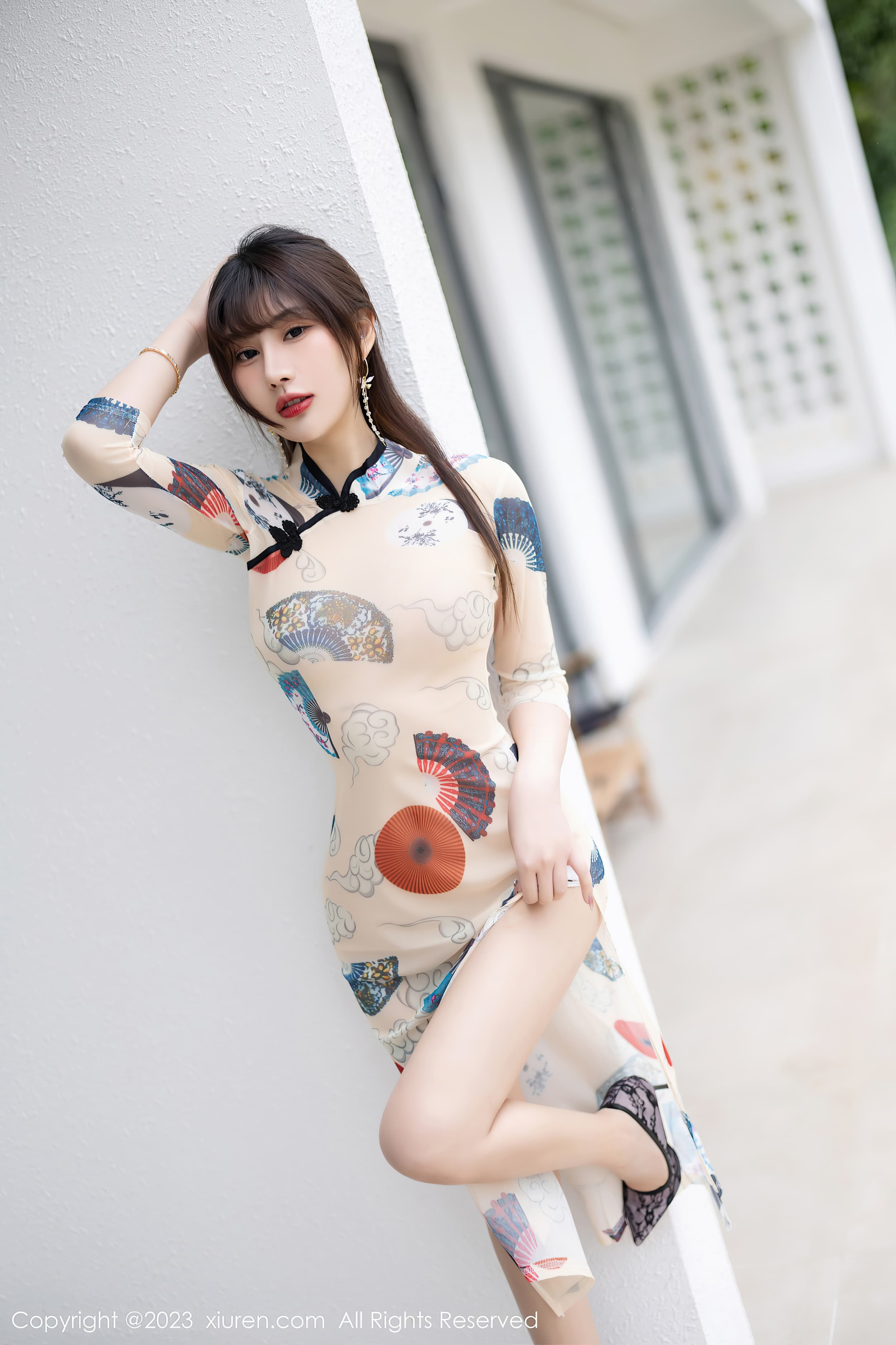 90后气质美女模特张欣欣红色丝袜美臀诱惑