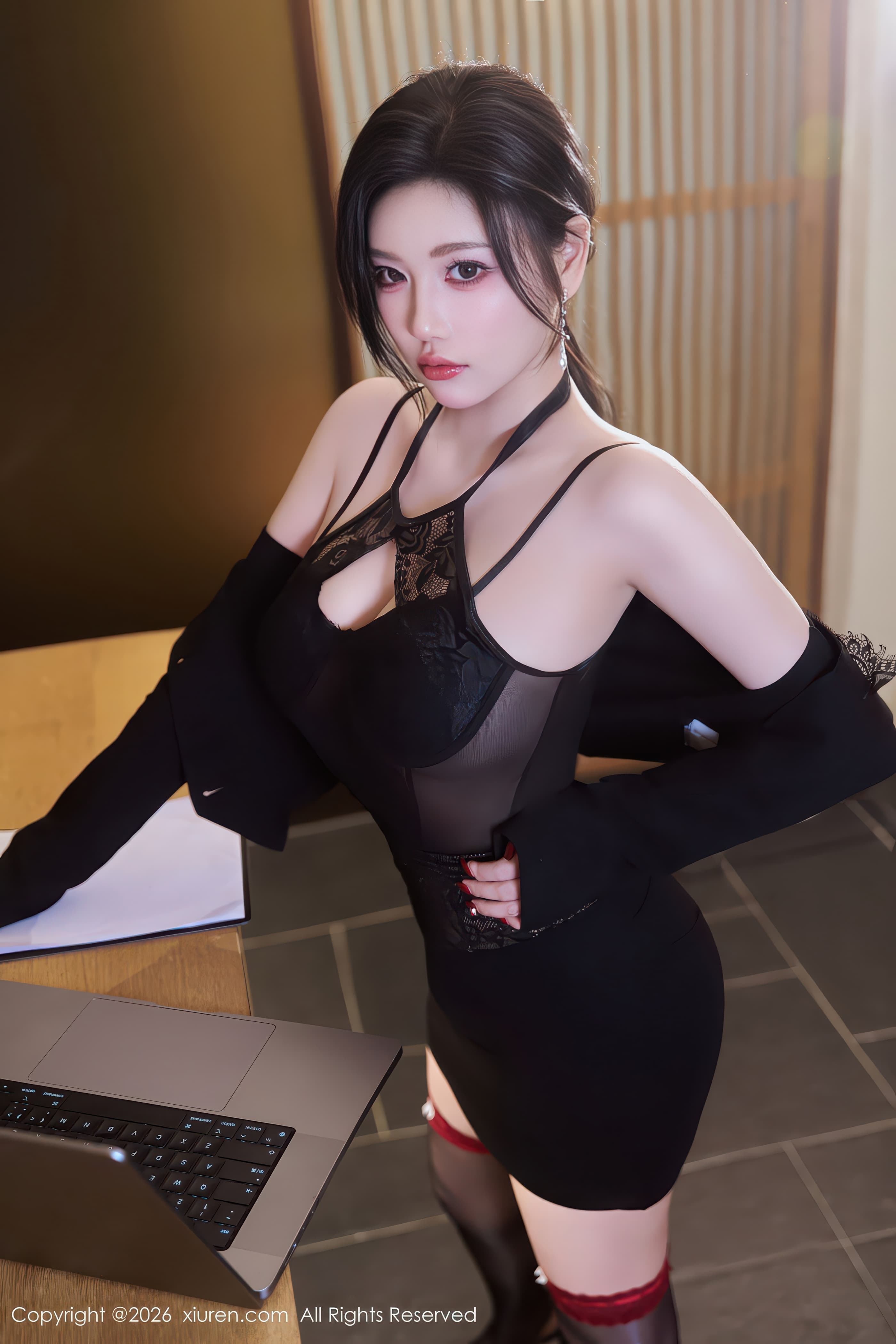 人气模特杨晨晨职业装黑丝高跟OL高清写真