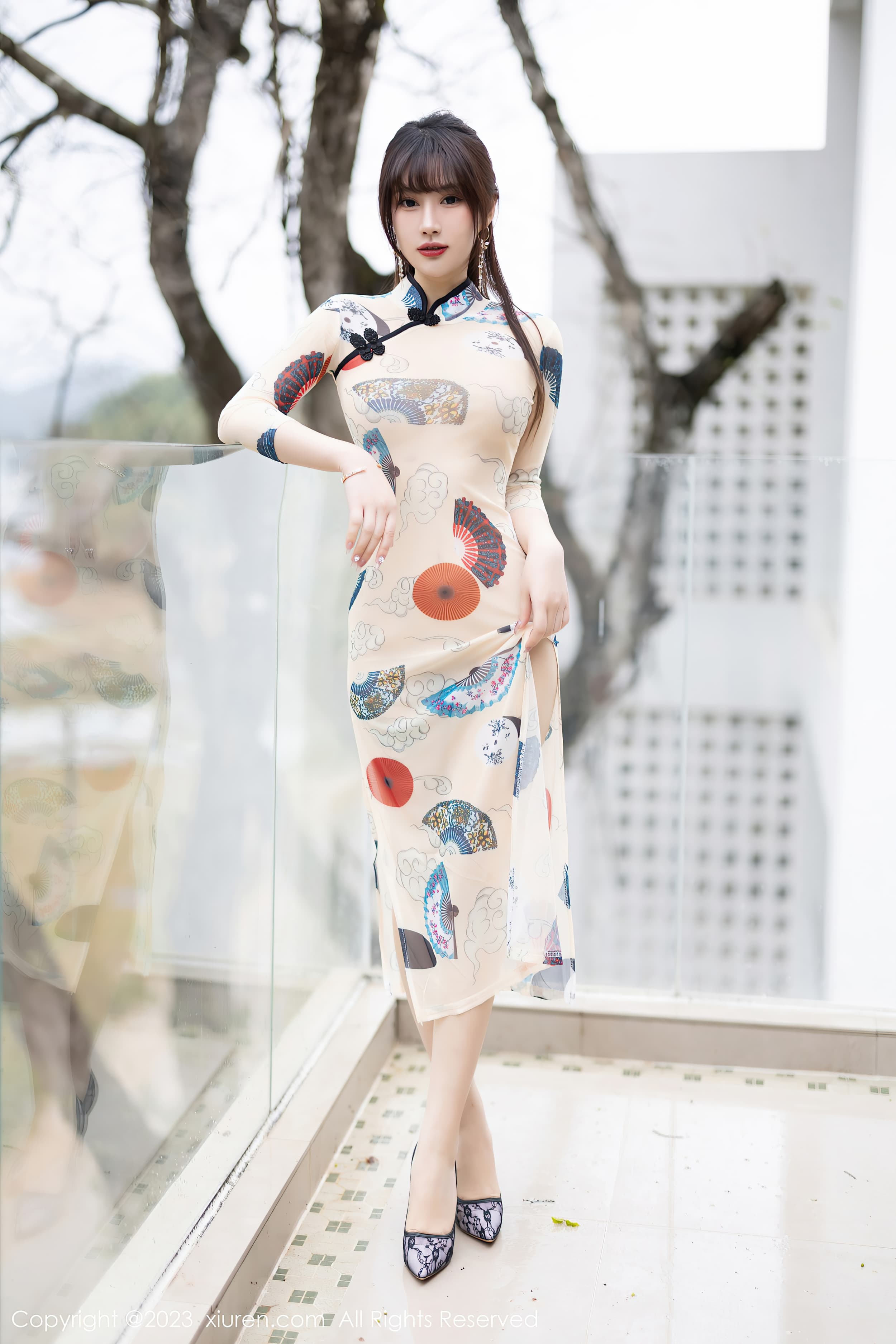 90后气质美女模特张欣欣红色丝袜美臀诱惑