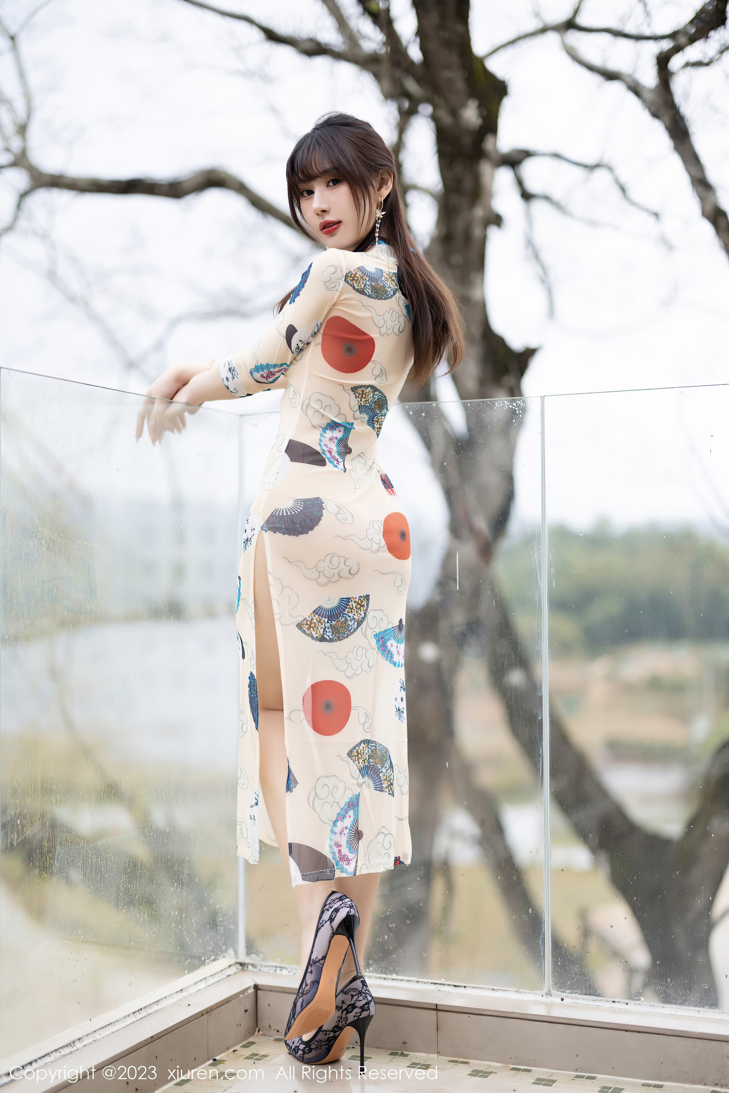 90后气质美女模特张欣欣红色丝袜美臀诱惑