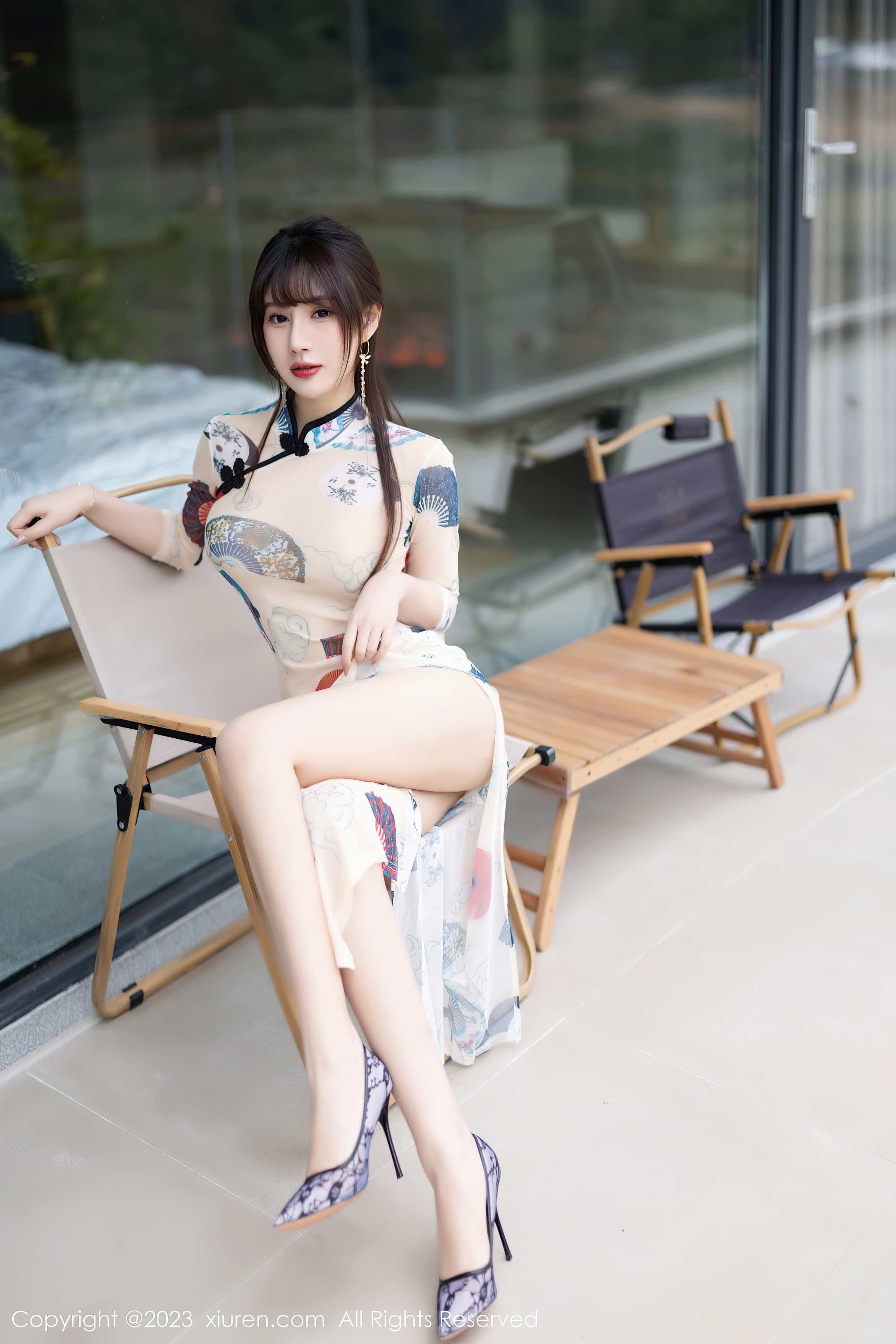 90后气质美女模特张欣欣红色丝袜美臀诱惑